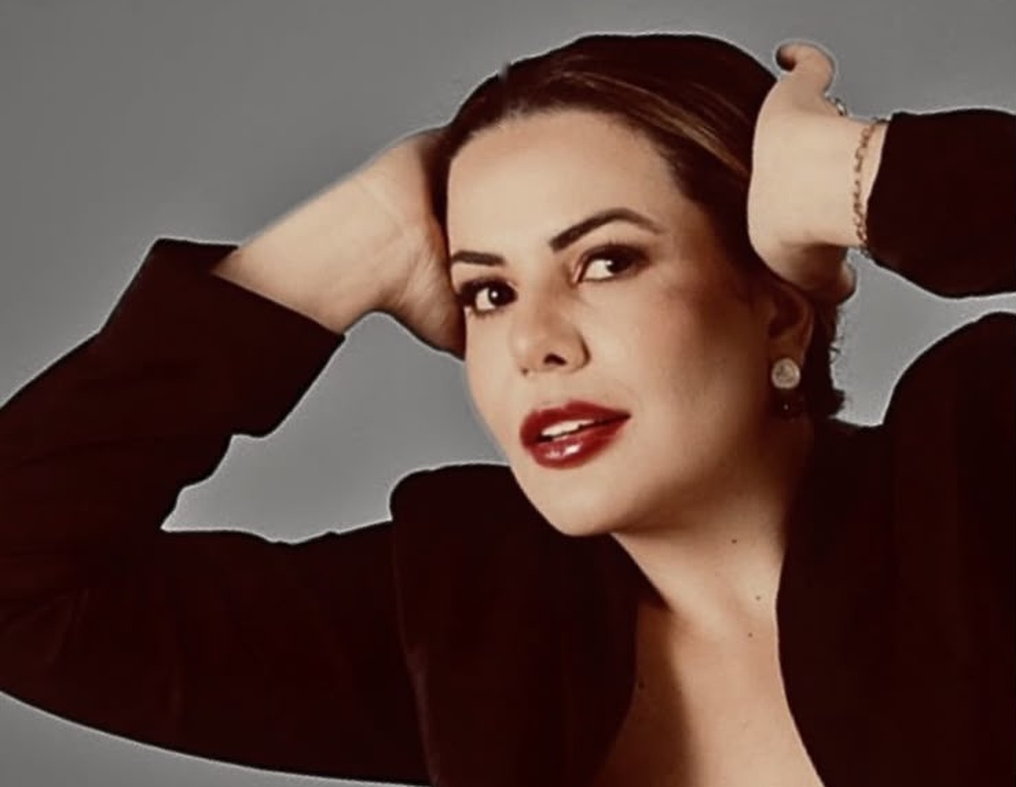 Dra. Marília Prates com as mãos no cabelo
